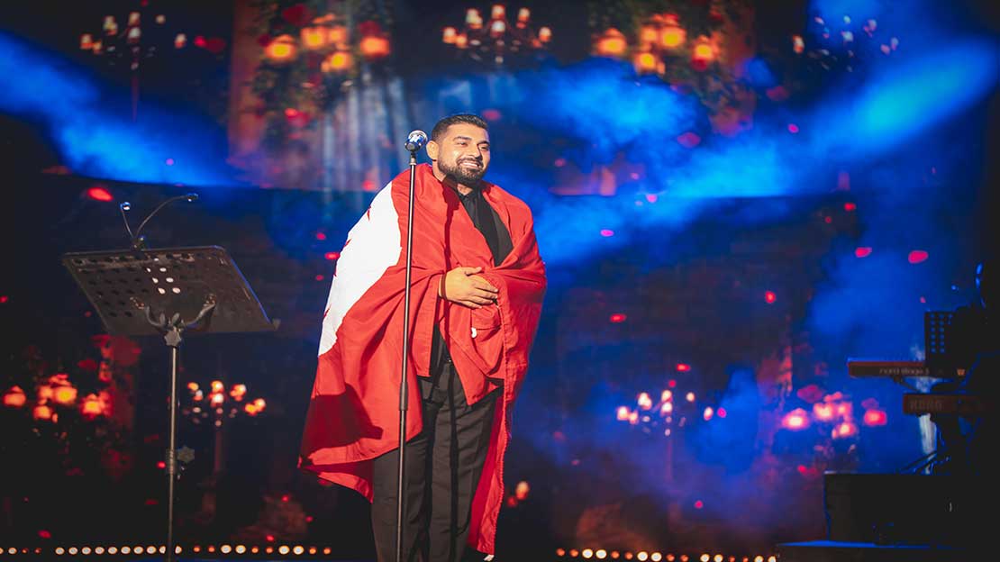 آدم وجمهور قرطاج: لقاء الفن والعاطفة